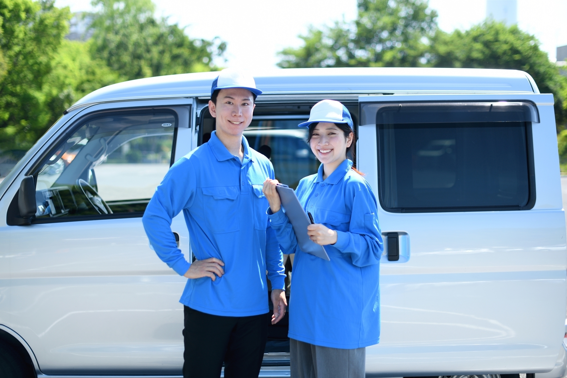 微笑んでいる業者2名