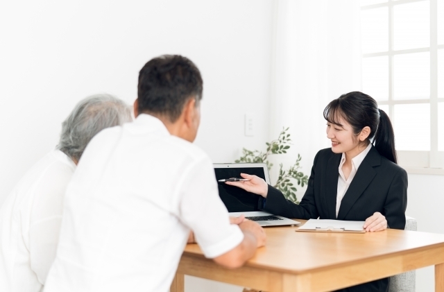 お客様と対話する女性スタッフ