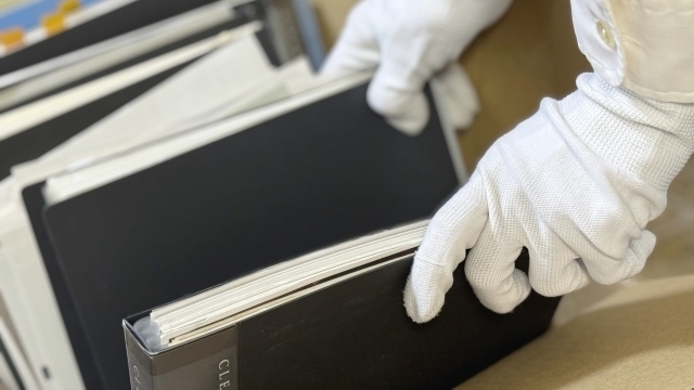 書類をあさる手元