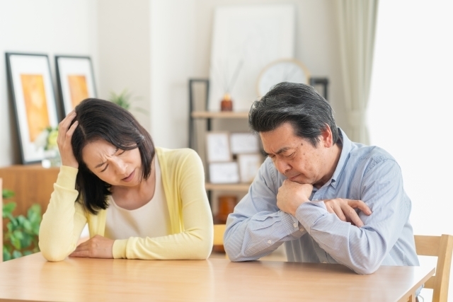 リビングで悩む中年夫婦